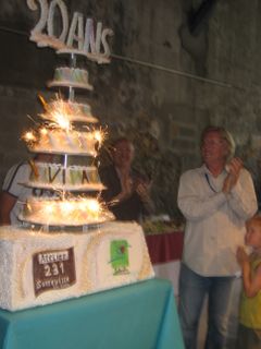 Daniel Andrieu devant les bougies du 20è anniversaire de Viva Cité